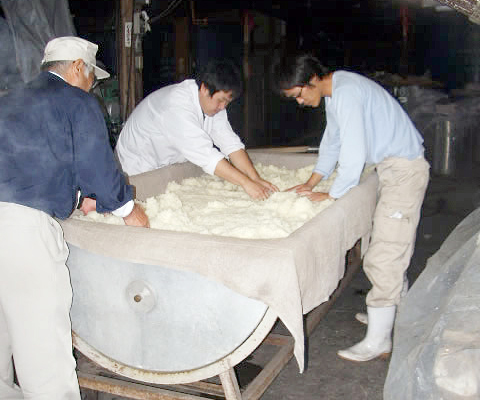 麹米の放冷作業