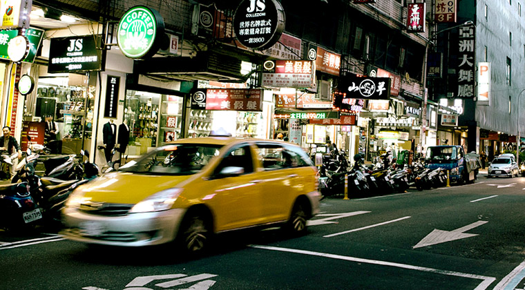 タクシーを運転する