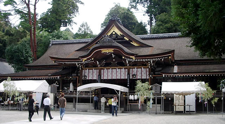 三輪神社拝殿