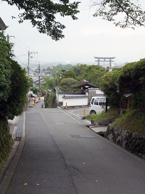 大神神社境内から大鳥居と桜井の街を見る