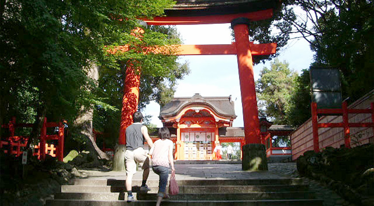 宇佐神宮鳥居と上宮の門