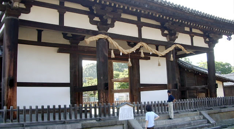 東大寺転害門（宇佐の八幡神を載せた御輿が入門した）