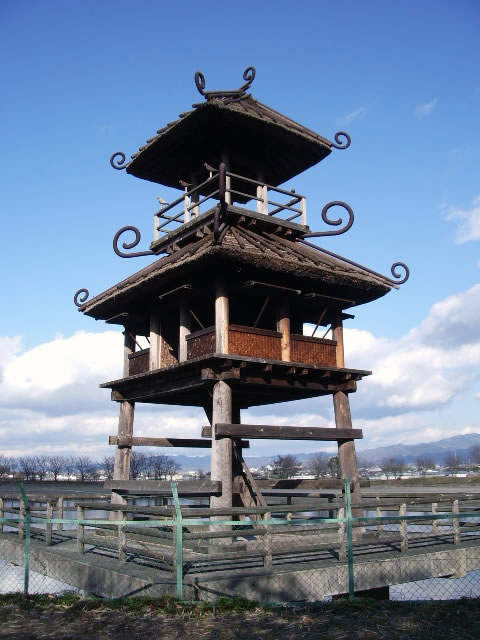 土器の絵から復元された弥生時代の楼閣（奈良県田原本町の唐古・鍵遺跡）