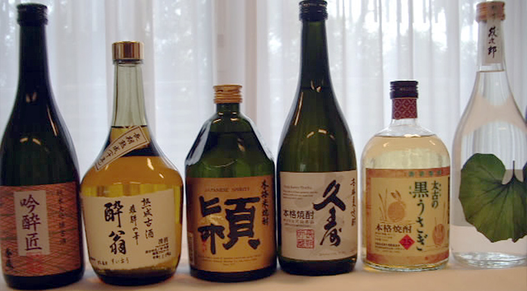 壇上に並ぶ入賞酒