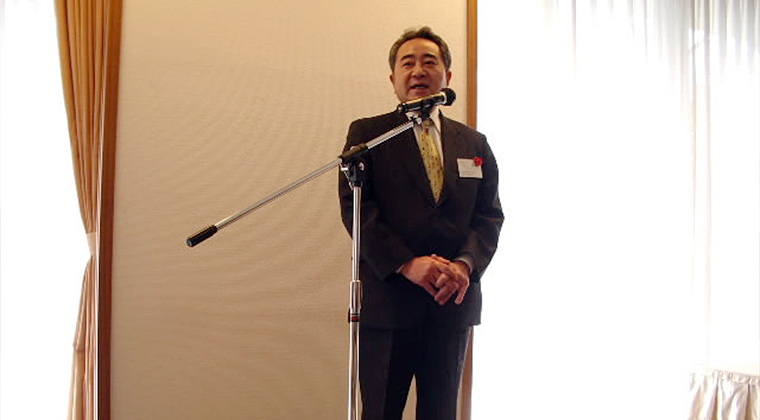 スピーチに立つ筆者