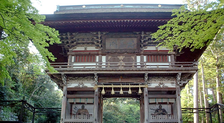 明治５年から継体天皇を祀る三国神社（福井県坂井市。写真は随身門）