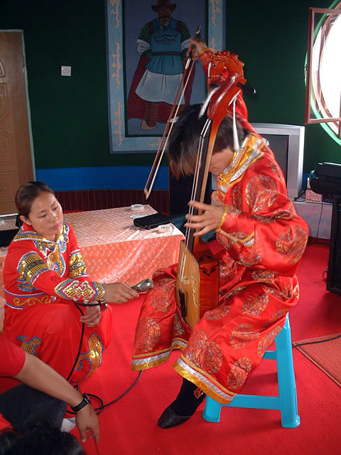 馬頭琴を弾く現代のモンゴル族青年（内蒙古自治区ウランホト市）