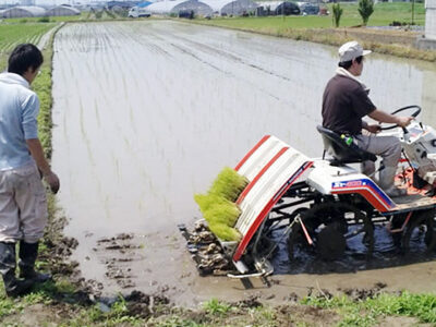 快進撃する田植機