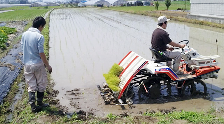 快進撃する田植機