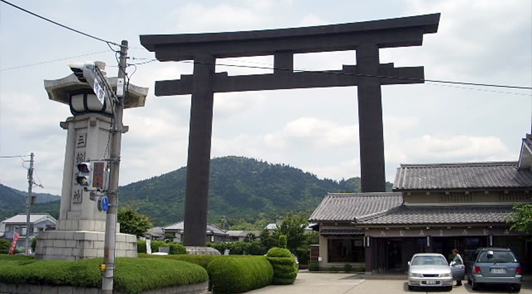 三輪山と大神（おおみわ）神社大鳥居