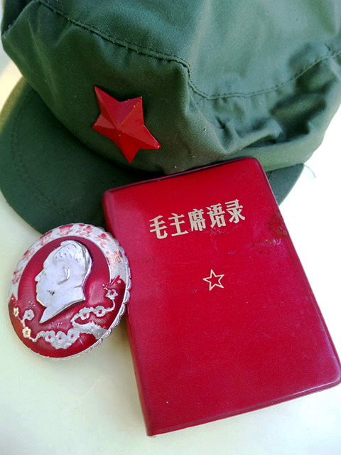 文革初期に大暴れした紅衛兵の三点セット（帽子、毛沢東語録、毛沢東バッジ）