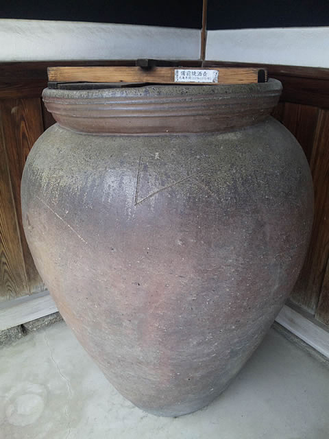 備前焼酒壺（元亀年間1570-1573年。高さ1080mm。中谷家所蔵）