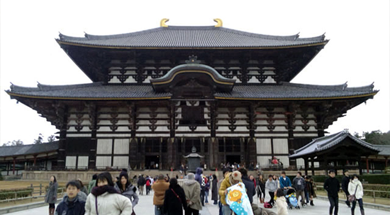 初詣客で賑わう東大寺大仏殿
