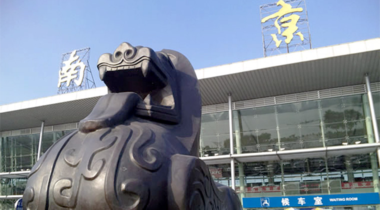 都市気候にうだる獅子（南京駅）