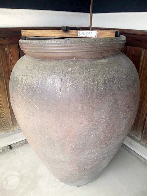 弊社に伝わる酒壺（1570年頃の備前焼）