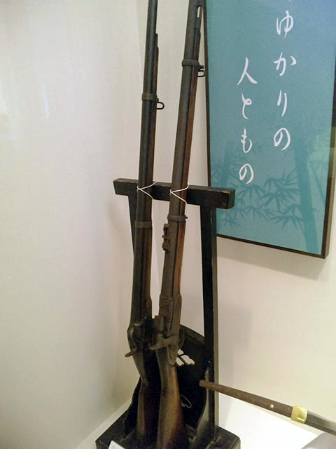 ゲベール銃（左）とエンフィールド銃（銃身上部に照準器）