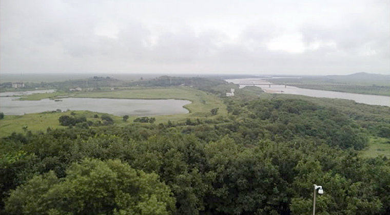 中国より望む中朝露国境（右岸朝鮮、左岸ロシア）