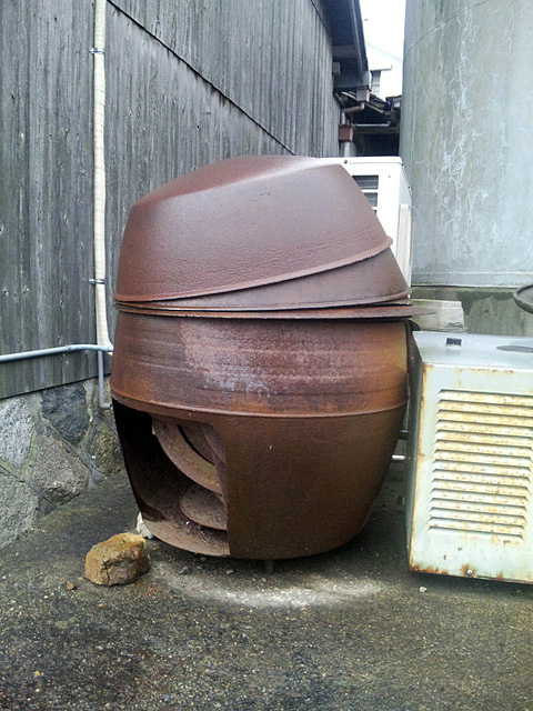 使用頻度が高い為、供出を免れた鉄鍋と鉄かまど