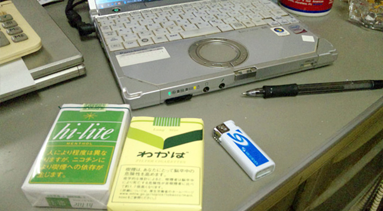 私の机のわかばとハイライトメンソール