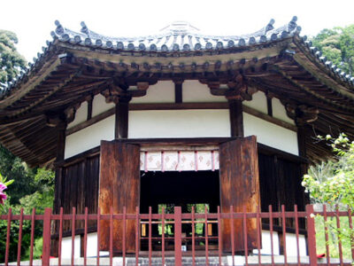 栄山寺八角円堂（8世紀。奈良県五條市）