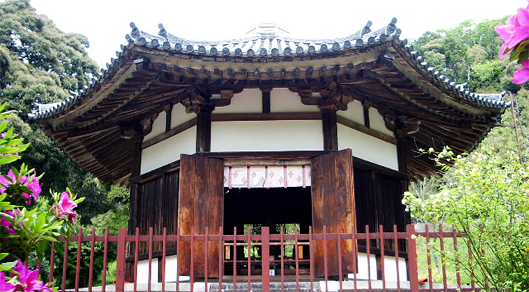 栄山寺八角円堂（8世紀。奈良県五條市）