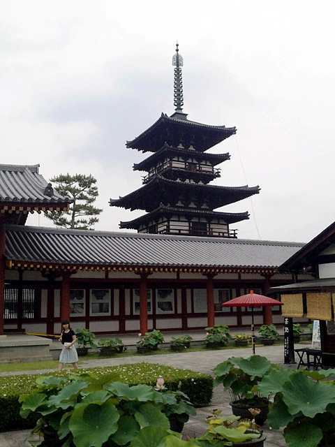 薬師寺東塔（8世紀。奈良市西ノ京町）