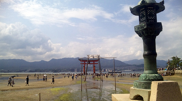 お盆花火大会を待つ宮島の午後
