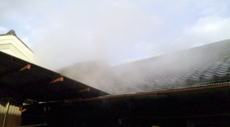 蒸気が上がる屋根