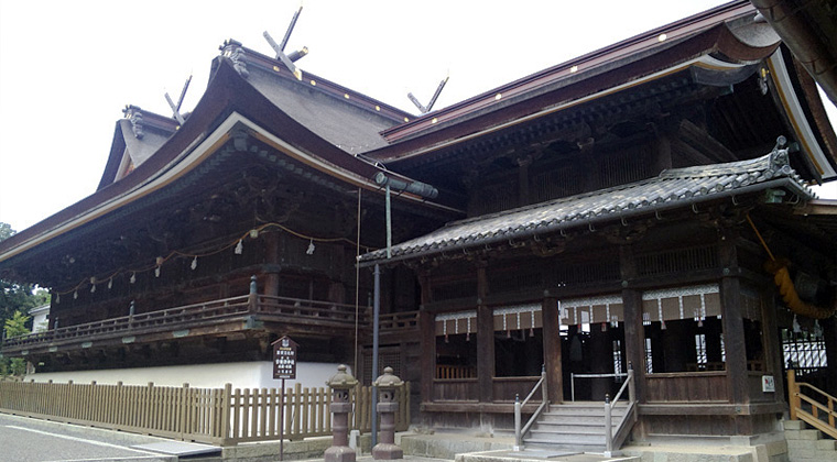 吉備津神社拝殿と本殿