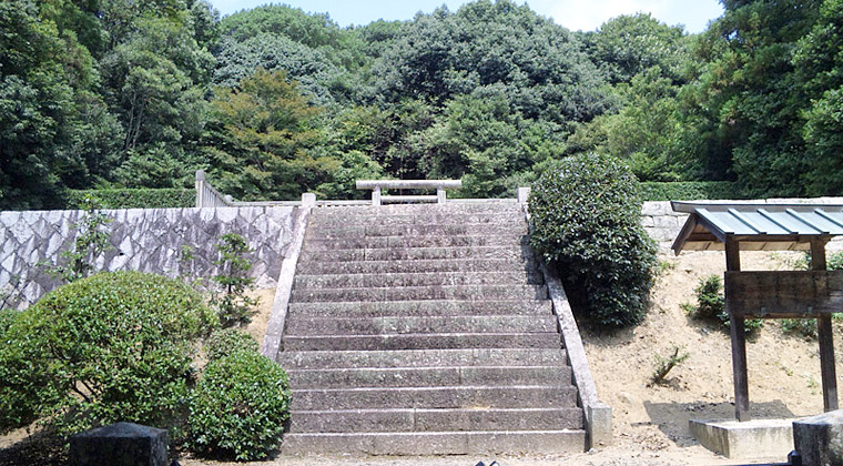 吉備津彦を葬った中山茶臼山古墳