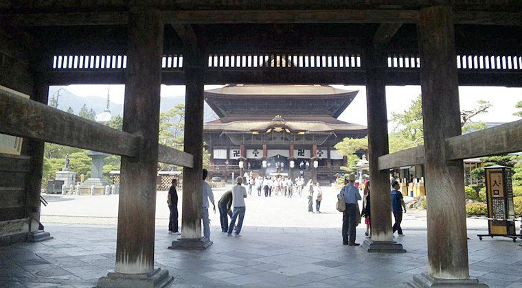 善光寺山門より臨む本堂