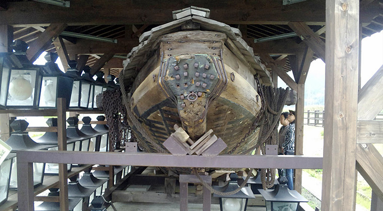 丸子船（西浅井町塩津「道の駅塩津海道あぢかまの里」）