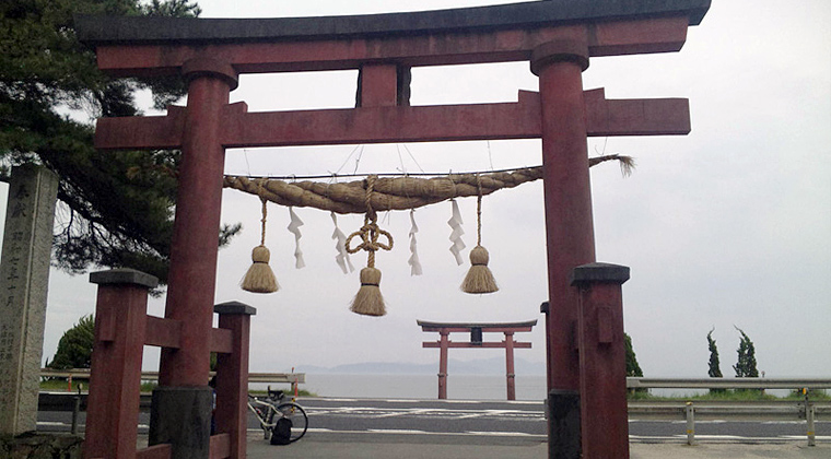 湖上交通の守り神・白髭神社から見る湖水