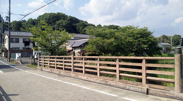 多聞城跡の丘と佐保川に懸かる橋