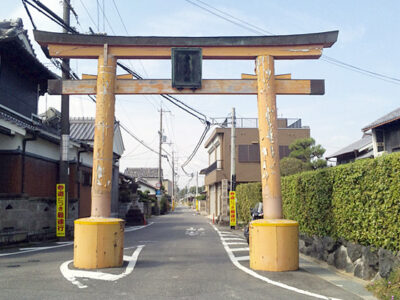 下ツ道に立つ菅田神社鳥居