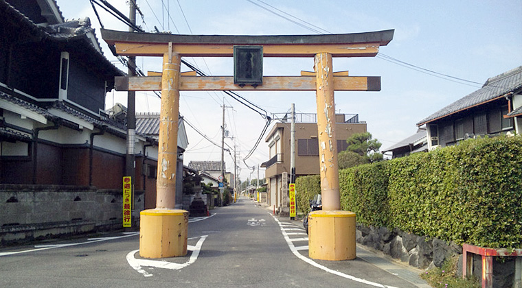 下ツ道に立つ菅田神社鳥居