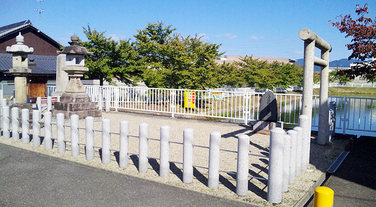 菅田神社発祥地碑と菰池