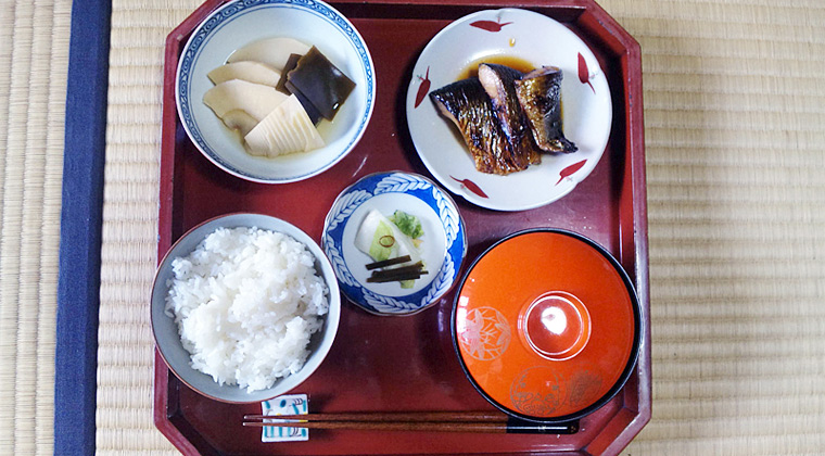 折敷（おしき。脚のない膳）と一汁二菜（身欠ニシンつけ焼き、筍煮付）