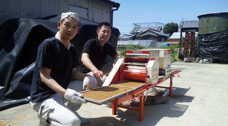 苗床の種籾落とし（右石川さん）