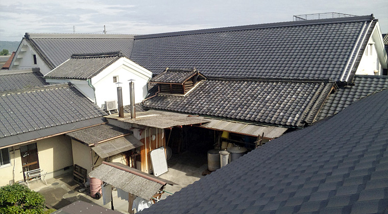 葺き替えの終わった屋根（一番奥）