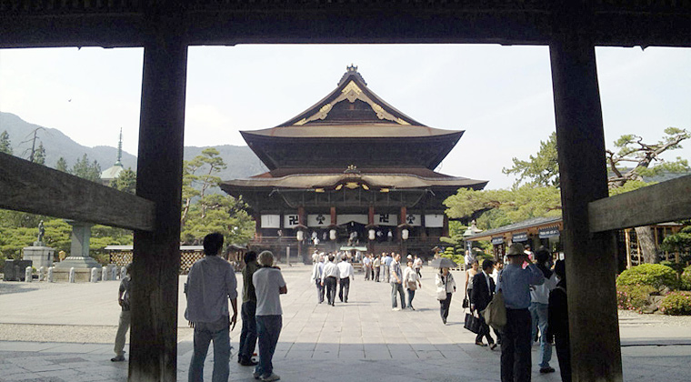 物部守屋を追悼する善光寺