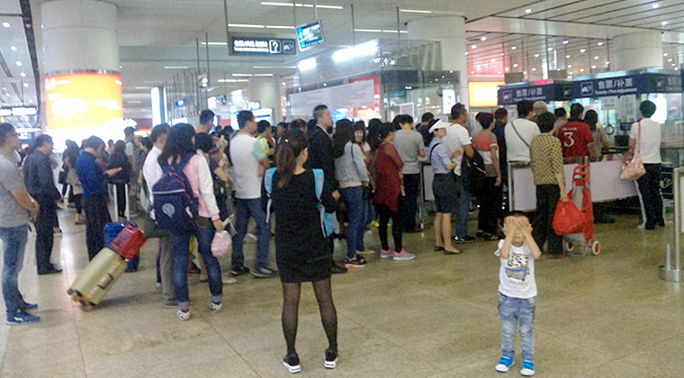北京南駅出札窓口と行列