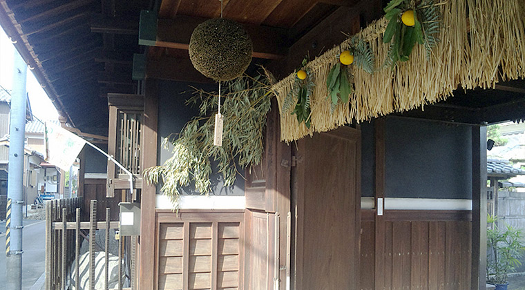 新しい杉玉と正月飾り