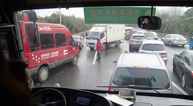 第二の事故：手前の2トントラックと追突車