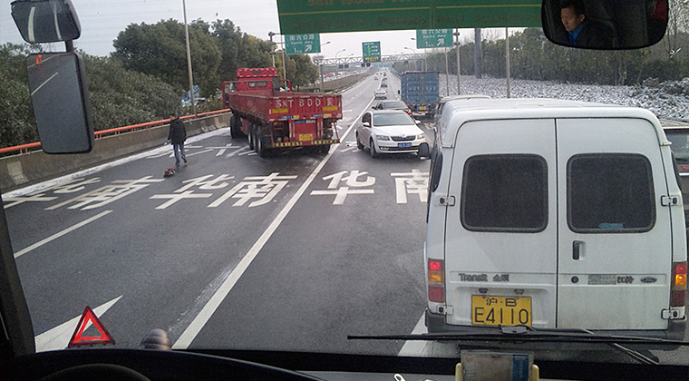 第二の事故：先頭のスピン車両と大型トラック