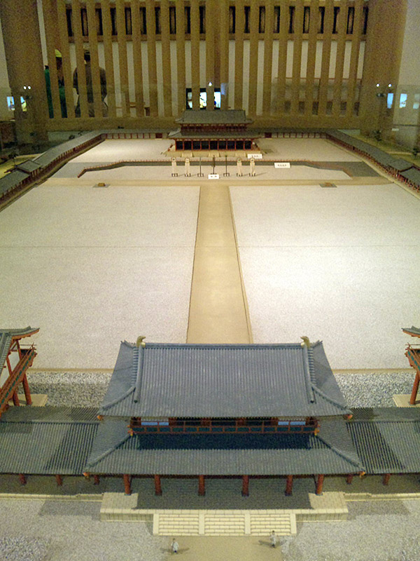 朱雀門（手前）と第一次大極殿模型（平城宮跡資料館）