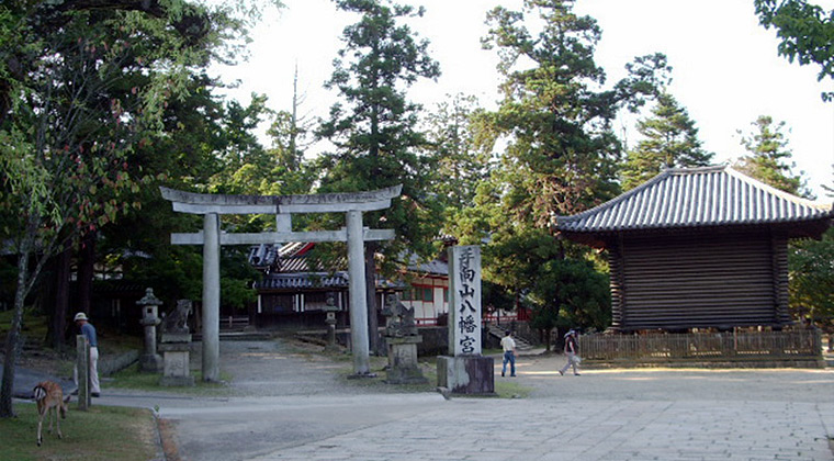 手向山八幡宮北の鳥居と宝庫