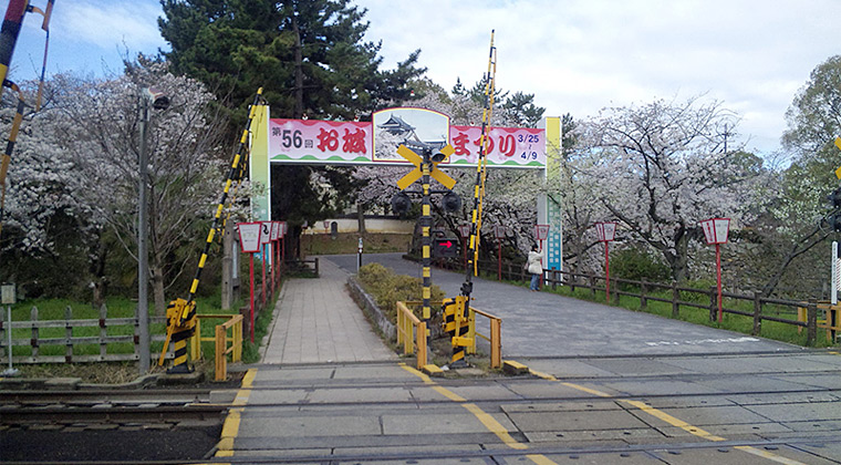 4月2日朝、郡山城址桜祭りの入口ゲート