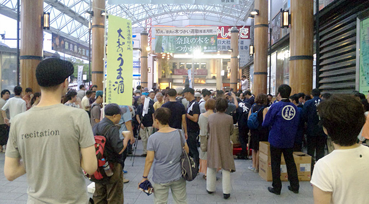 日本酒で乾杯（近鉄奈良駅行基噴水前）