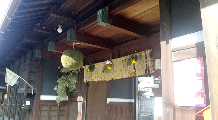 新しい杉玉と正月飾り